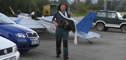 Nadšený pilot František Hadrava se svým letadlem.
