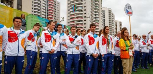 Čeští olympionici při otevření olympijské vesnice.