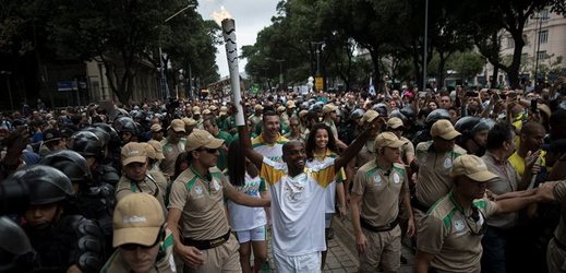 Olympijská pochodeň vyvolala na své pouti do dějiště her v Riu de Janeiro nepokoje a výtržnosti. 