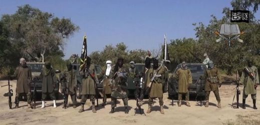 Členové nigerijské islamistické teroristické organizace Boko Haram, uprostřed v popředí dosavadní velitel Abubakar Shekau.