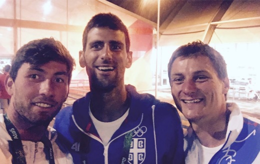 Vítězslav Gebas (vlevo) potkal cestou z večeře i tenistu Novaka Djokoviče (uprostřed).