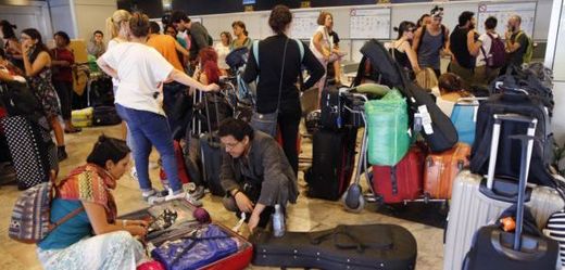 Téměř dvě stovky Mexičanů bivakují na madridském letišti Barajas.