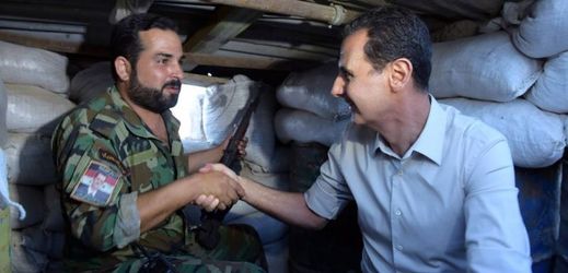 Bašár Asad (vpravo) se syrským vojákem.