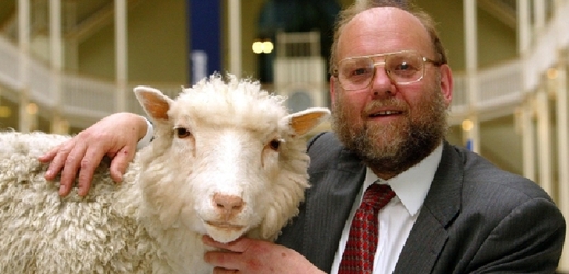 Ovce Dolly a její vědecký otec Ian Wilmut.