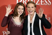 Anne Hathaway a Julie Andrews si spolu zahráli vnučku s babičkou.