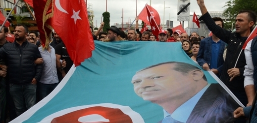 Rakouská podpora Erdoganovi. Pochod příznivců tureckého prezidenta ve Vídni.