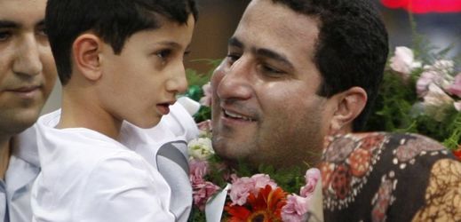 Na obrázku vědec Šahram Amírí se synem po návratu z USA. 
