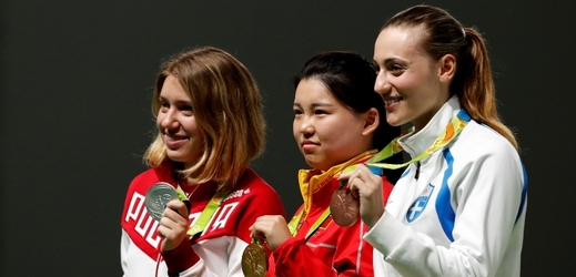 Čínská pistolářka Čang Meng-süe (uprostřed) získala zlato.