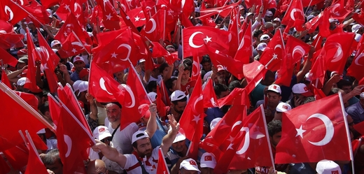 První společná masová demonstrace dvou formací s vládní stranou AKP.