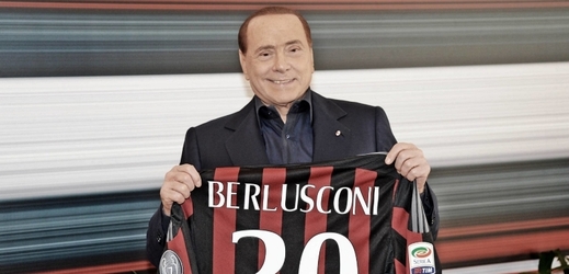 Mediální magnát Silvio Berlusconi po třiceti letech prodal akcie v AC Milán.