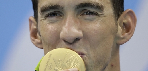 Americký plavec Michael Phelps při prvním vystoupení v Riu de Janeiro rozšířil triumfem ve štafetě na 4x100 m volný způsob rekordní sbírku olympijských úspěchů na 19 zlatých medailí a celkově 23 cenných kovů. V