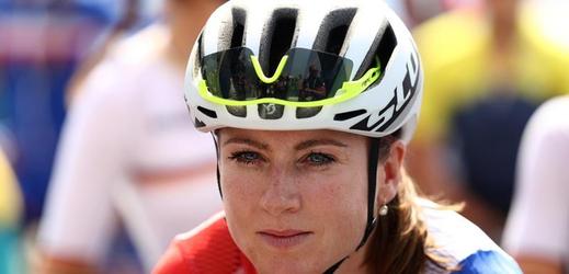 Nizozemská cyklistka Annemiek van Vleutenová má po děsivě vyhlížejícím pádu v závěru nedělního olympijského závodu s hromadným startem těžký otřes mozku a tři praskliny obratle.