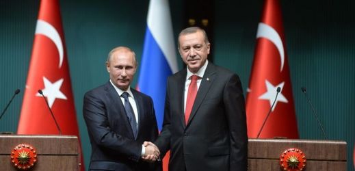 Ruský prezident Vladimir Putin (vlevo) s tureckým prezidentem Erdoganem.