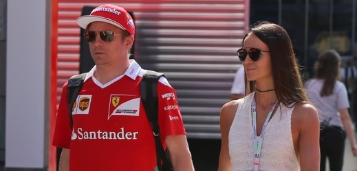 Finský pilot formule 1 Kimi Räikkönen se znovu zařadil mezi ženaté jezdce v seriálu mistrovství světa. 