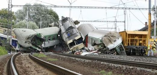 Při nehodě, která se stala v srpnu 2008, vlak narazil do trosek mostu.