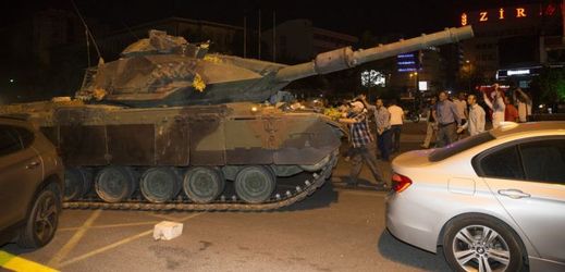 Tanky v ulicích Istanbulu (ilustrační foto).