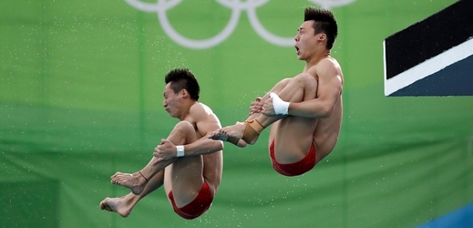 Čínští skokani do vody Čchen Aj-sen a Lin Jüe získali na olympijských hrách v Riu de Janeiro zlato.