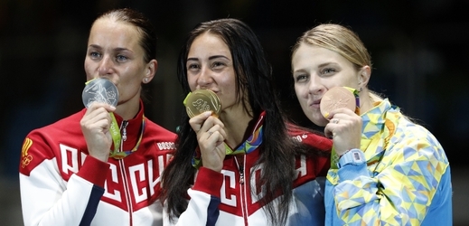 Ruské medailistiky zlatá Jana Jegorjanová (uprostřed), stříbrná Sofja Veliká a bronzová Ukrajinka Olga Charlanová.