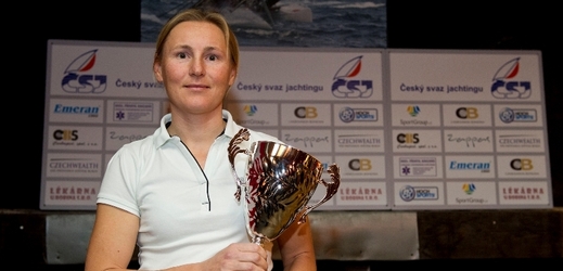 Jachtařka Veronika Kozelská Fenclová si v olympijské regatě v Riu de Janeiro polepšila po diskvalifikaci soupeřky z průběžně devátého místa na sedmé. 
