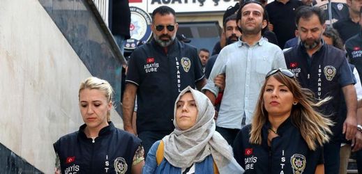 Zatýkání tureckých novinářů.