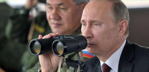 Vladimir Putin sleduje vojenské cvičení.