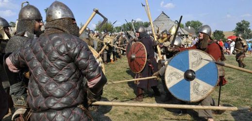 V archeoskanzenu v Modré na Uherskohradišťsku se návštěvníci přenesou do dob Velké Moravy. Na snímku je ukázka bitvy.