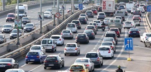 Počet aut na českých silnicích roste, je to znát i v hustotě provozu (ilustrační foto).