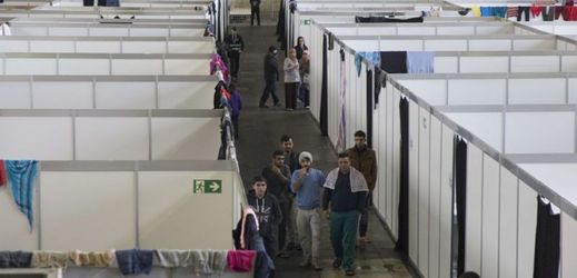 Ubytování migrantů v Německu v prostorech bývalého letiště.