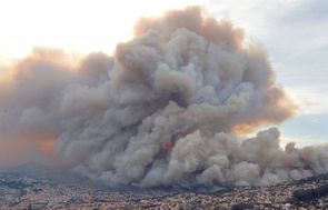 Město Funchal v plamenech.