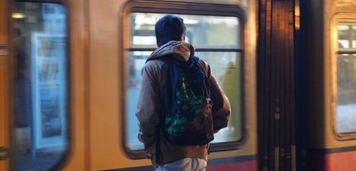 Mladý migrant na vlakovém nádraží v Berlíně (ilustrační foto).