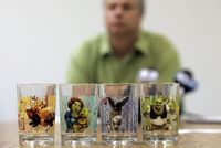 Potisky skleniček z filmu Shrek obsahovaly kadmium.