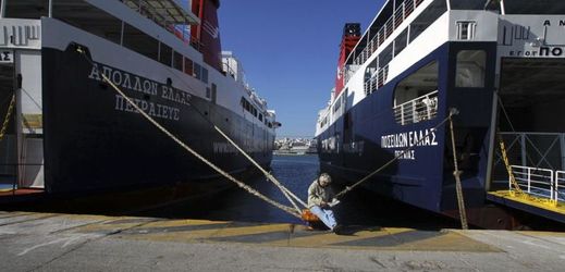 Lodě v řeckém přístavu Pireus.