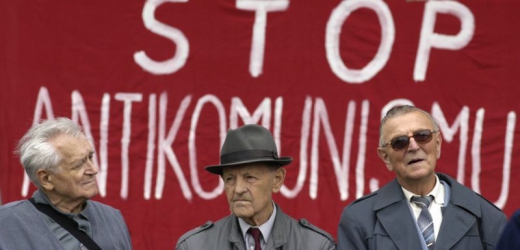 Vysocí představitelé bývalé Komunistické strany Československa Milouš Jakeš (uprostřed) a Karel Hoffmann (vlevo) mezi účastníky slavnosti Haló novin.