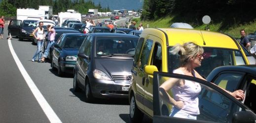 Každý prázdninový víkend je na mnoha místech zkouškou trpělivosti posádek aut (ilustrační foto).