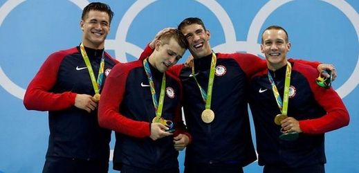 Američtí plavci v čele s Michaelem Phelpsem (uprostřed).