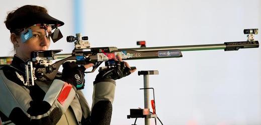 Puškařka Adéla Bruns postoupila na olympijských hrách do finále střelby ze sportovní malorážky na 3x20 ran. 