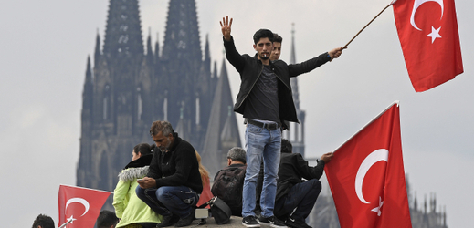 Demonstrace na podporu prezidenta Erdogana v Kolíně nad Rýnem.