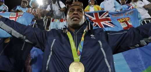 Hráč Fidži Viliame Mata se raduje ze zlaté olympijské medaile.