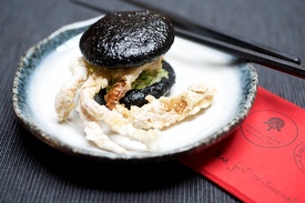 Netradiční burger alias smažený krab s Tobiko majonézou.