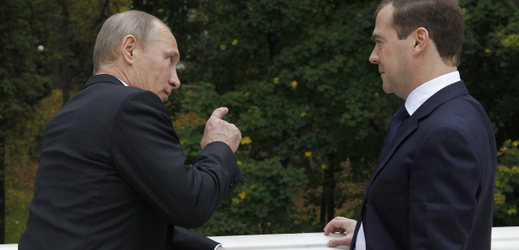 Prezident a premiér. Vladimir Putin (vlevo) a Dmitrij Medveděv.