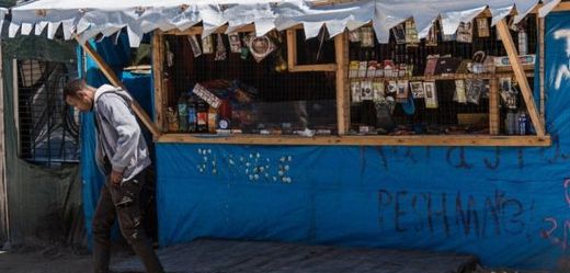 Úřady koncem července zahájily kontroly nelegálních obchodů v táboře u Calais.
