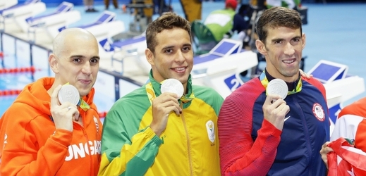 Obrázek, jak nejúspěšnější olympionik historie Michael Phelps stojí na jednom stupni vítězů s dalšími plaveckými giganty Chadem Le Closem a Lászlem Csehem, se zřejmě stane jedním z nejpamátnějších momentů olympijských her v Riu. 