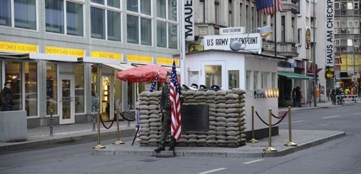 Slavný Checkpoint Charlie v Berlíně (ilustrační foto).