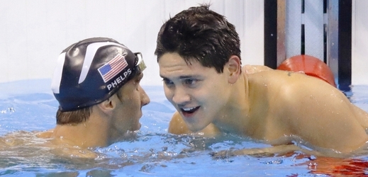 Michael Phelps (vlevo) a Joseph Schooling.