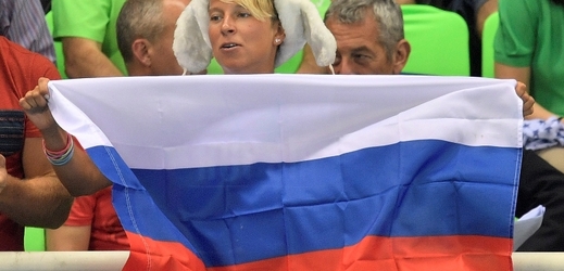 Jedna z ruských fanynek s národní vlajkou.