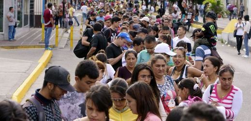 Na nákup do Kolumbie mířily tisíce Venezuelanů.