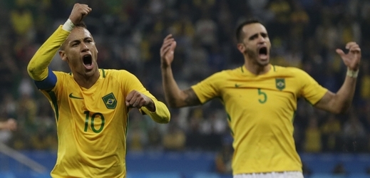 Brazilec Neymar slaví vstřelenou branku.