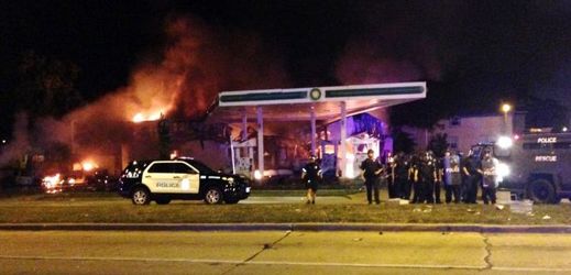 Hlasité protesty se v americkém Milwaukee zvrhly ve vlnu násilí. Jedna z čerpacích stanic ve městě skončila v plamenech, stejně jako několik obchodů.