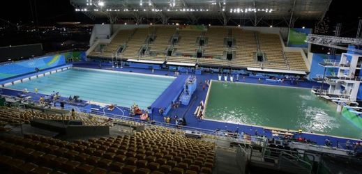Kontrast bazénů v olympijském Rio de Janeiro. 
