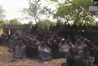 Radikálové z Boko Haram zveřejnili na YouTube jedenáctiminutové video se školačkami, které radikálové unesli loni v dubnu.
